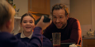 Eden Togwell e Rafe Spall in Trying 3x02