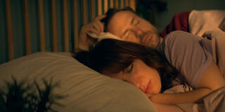 Esther Smith e Rafe Spall in Trying 3x02