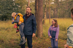 Mickey McAnulty, Rafe Spall e Eden Togwell in Trying 3x03