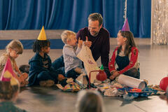 Mickey McAnulty, Rafe Spall e Eden Togwell in Trying 3x04