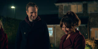 Rafe Spall e Esther Smith in Trying 3x06