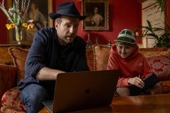 Rafe Spall e Cooper Turner in Trying 1x03