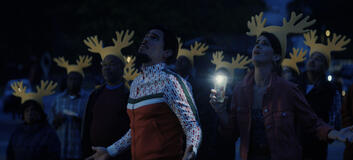 Josh Segarra e Mary Holland in Il premio del destino 1x10