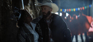 Crystal Fox e Aaron Roman Weiner in Il premio del destino 1x10