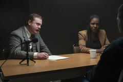 Jeremy Bobb e Deborah Ayorinde in Them - Loro 2x01