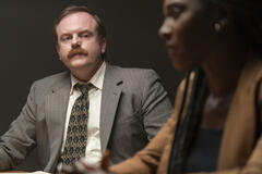 Jeremy Bobb e Deborah Ayorinde in Them - Loro 2x01