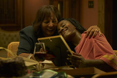 Pam Grier come Athena e Deborah Ayorinde come Dawn in Them: The Scare - First Look