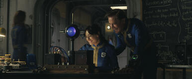 (S-D) Ella Purnell (Lucy) e Kyle MacLachlan (Overseer Hank) in Fallout S1