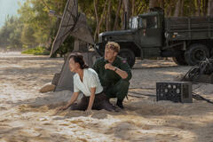 Mari Yamamoto e Wyatt Russell in Monarch: Legacy of Monsters 1x03