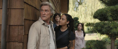 Kurt Russell, Kiersey Clemons, Ren Watabe e Anna Sawai in Monarch: Legacy of Monsters 1x03