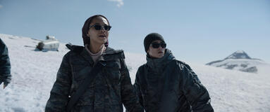 Kiersey Clemons e Ren Watabe in Monarch: Legacy of Monsters 1x03