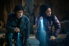 Ren Watabe e Kiersey Clemons in Monarch: Legacy of Monsters 1x08