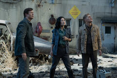 Anders Holm, Mari Yamamoto e Wyatt Russell in Monarch: Legacy of Monsters 1x01