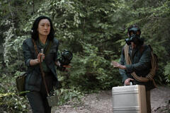 Mari Yamamoto e Anders Holm in Monarch: Legacy of Monsters 1x01