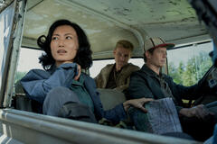 Mari Yamamoto, Wyatt Russell e Anders Holm in Monarch: Legacy of Monsters 1x01