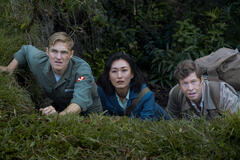 Wyatt Russell, Mari Yamamoto e Anders Holm in Monarch: Legacy of Monsters 1x02