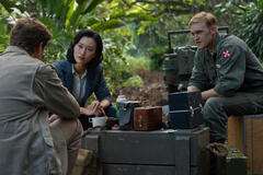 Mari Yamamoto e Wyatt Russell in Monarch: Legacy of Monsters 1x02