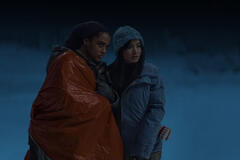 Kiersey Clemons e Anna Sawai in Monarch: Legacy of Monsters 1x04