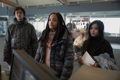 Ren Watabe, Kiersey Clemons e Anna Sawai in Monarch: Legacy of Monsters 1x05