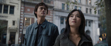 Ren Watabe e Anna Sawai in Monarch: Legacy of Monsters 1x07