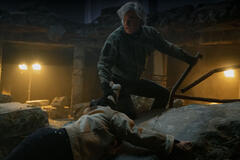 Kurt Russell e Anna Sawai in Monarch: Legacy of Monsters 1x08