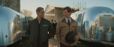 Wyatt Russell e Anders Holm in Monarch: Legacy of Monsters 1x09