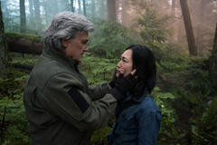 Kurt Russell e Mari Yamamoto in Monarch: Legacy of Monsters 1x10