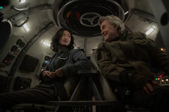 Mari Yamamoto e Kurt Russell in Monarch: Legacy of Monsters 1x10