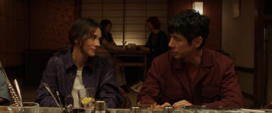 Rashida Jones e Hidetoshi Nishijima in Sunny 1x02