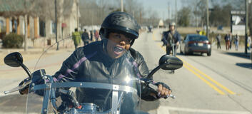 Cocoa Brown in Il premio del destino 1x01