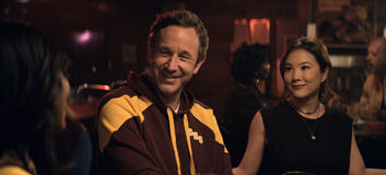 Chris O'Dowd e Ally Maki in Il premio del destino 1x03