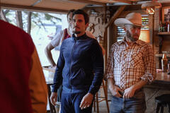 Josh Segarra, Aaron Roman Weiner e Chris O'Dowd in Il premio del destino 1x06