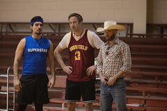 Josh Segarra, Chris O'Dowd e Aaron Roman Weiner in Il premio del destino 1x06