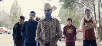 Josh Segarra, Aaron Roman Weiner e Chris O'Dowd in Il premio del destino 1x06