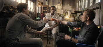 Josh Segarra, George Sample III e Chris O'Dowd in Il premio del destino 1x08