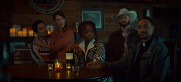 Josh Segarra, Mary Holland, Crystal Fox, Aaron Roman Weiner e Damon Gupton in Il premio del destino 2x01