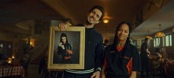 Josh Segarra e Djouliet Amara in Il premio del destino 2x04