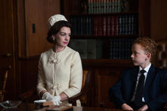 Anne Hathaway in Mothers' Instinct Benoît Delhomme - Foto dal film