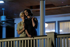 Jessica Chastain e Anne Hathaway in Mothers' Instinct Benoît Delhomme - Foto dal film