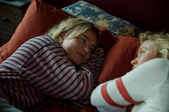 Felicia Truedsson come Agnes e Zara Larsson come Julia in A Part of You