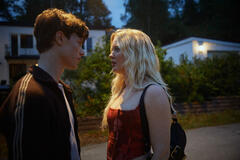 Edvin Ryding come Noel e Zara Larsson come Julia in A Part of You