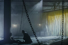 Jennifer Lopez e Simu Liu sul set del film Atlas