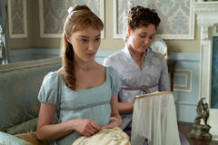 Phoebe Dynevor e Ruth Gemmell in Bridgerton 1x01