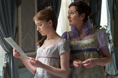 Phoebe Dynevor e Ruth Gemmell in Bridgerton 1x01