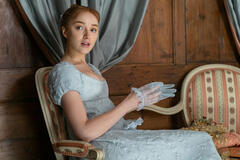 Phoebe Dynevor in Bridgerton 1x02