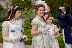 Claudia Jessie, Ruth Gemmell e Florence Hunt in Bridgerton 1x06