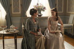 Ruth Gemmell, Hannah Dodd in Bridgerton 3x01