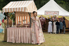 Emma Naomi come Alice Mondrich in Bridgerton 3x03