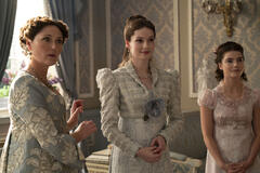 Ruth Gemmell, Hannah Dodd, Florence Hunt in Bridgerton 3x04