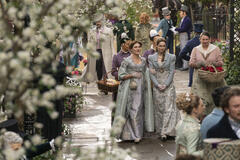 Ruth Gemmell, Hannah Dodd in Bridgerton 3x04